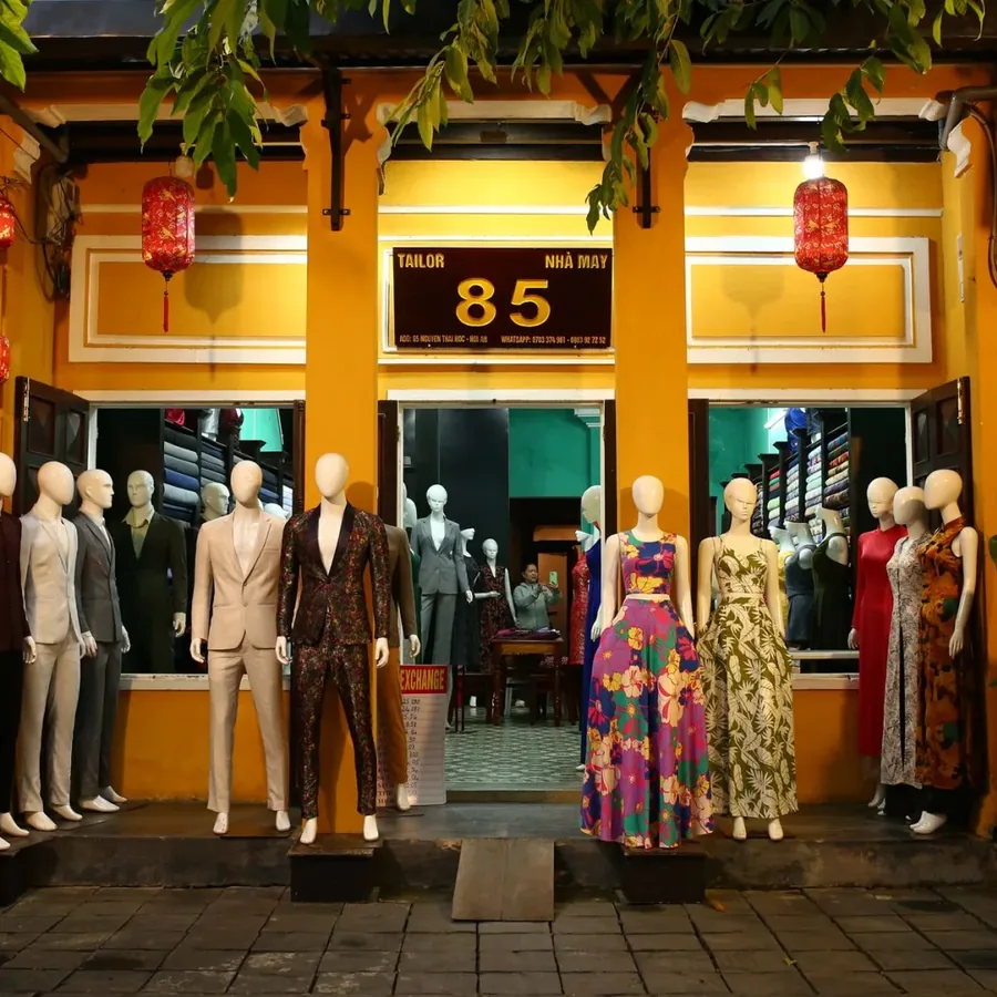 Khách mặc đầm dự tiệc